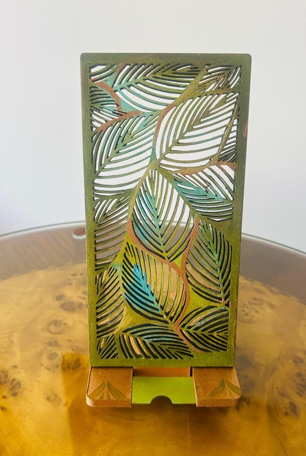 Porta celular de hojas verdes