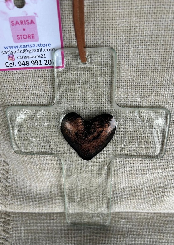 Cruz vidrio con corazón de bronce