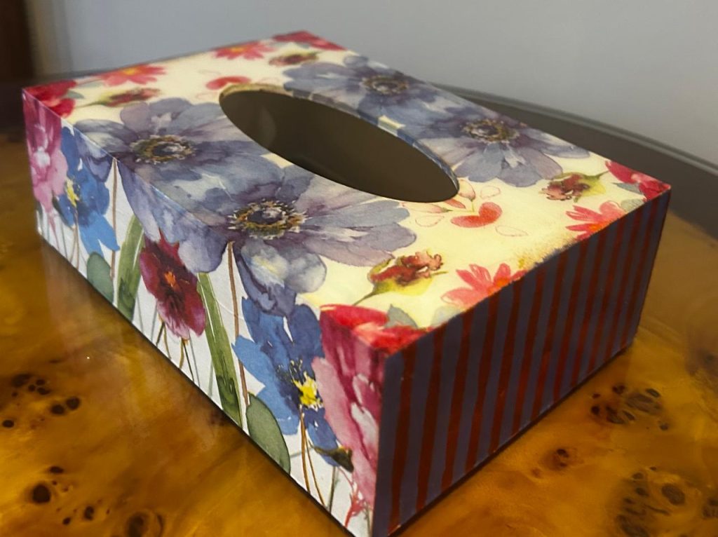 Caja de pañuelo floreada