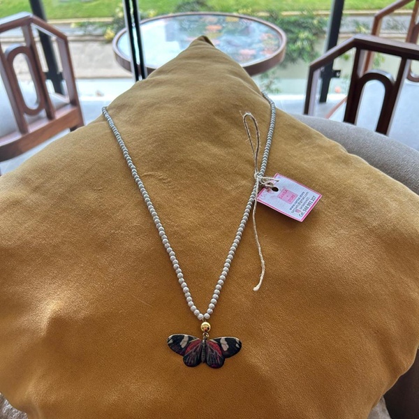 Collar mariposa